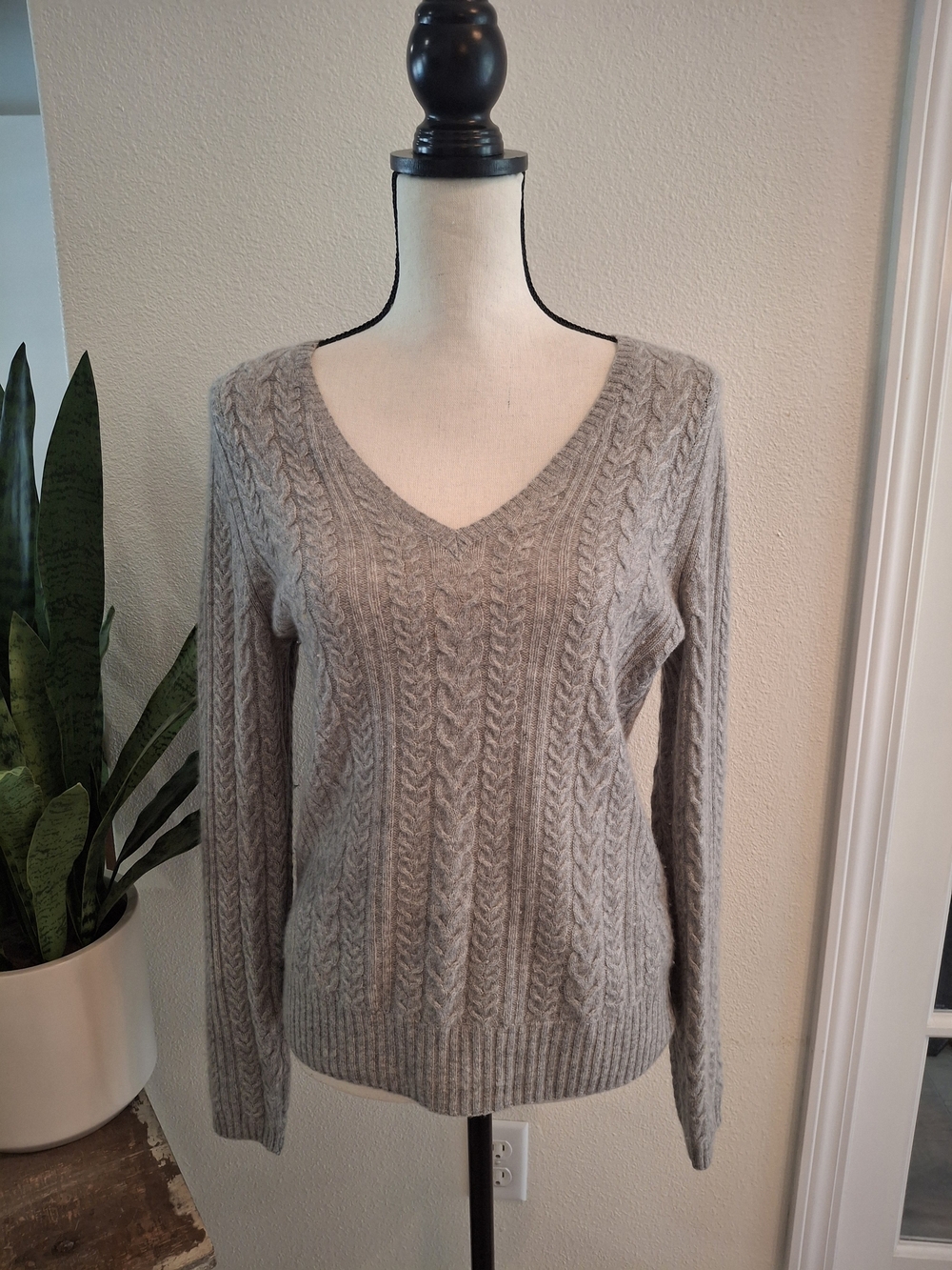 Cashmere Peck & Peck Light Gray Cable Knit V-Neck Sweater